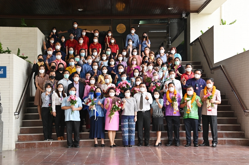  คณะผู้บริหารกรมบังคับคดีและเจ้าหน้าที่กรมบังคับคดีร่วมมอบดอกไม้ขอบคุณผู้เกษียณอายุราชการ ประจำปี 2565
